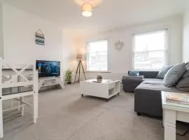 Light and airy 1 bedroom flat 700m from the Beach