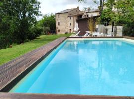 Borgo Calbianco - Private House with Pool & AirCo，位于Cereto的度假屋