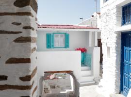 The Turquoise House in the heart of Ioulida, on the island of Kea.，位于伊利达的酒店