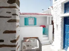 The Turquoise House in the heart of Ioulida, on the island of Kea.