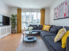 2 Bed town house with Garden in Hackney, London，位于伦敦维多利亚公园附近的酒店