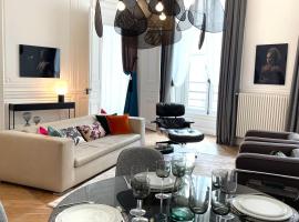 Appartement Charles Le Brun, Face au Château de Versailles, avec parking privé，位于凡尔赛的酒店