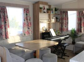 Cosy beachfront getaway in Mersea，位于西默西的酒店