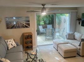 Coastal Townhome in Jupiter 1 mile to beach!，位于朱庇特的酒店