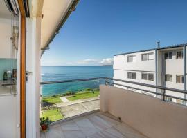 On The Esplanade - Close to beach & Cronulla mall with Aircon，位于克罗纳拉的酒店