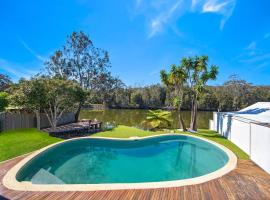 Easygoing Poolside Relaxation on Wyong River，位于Tuggerah的酒店