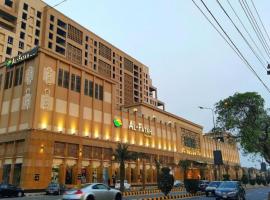 2BR Gold Crest Luxurious Residency Apartment BY AirHomes DHA Lahore，位于拉合尔Packages Mall附近的酒店