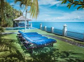 Luxurious & Tranquil Beachfront private villa with private pool，位于Bukti的酒店