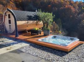 Resort TimAJA - pool, massage pool, sauna，位于Trebnje的酒店