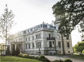 Schloss Kaarz mit Park，位于Kaarz的酒店
