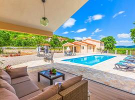 Villa Patria with Media room, Private pool, Summer kitchen, Gym，位于Lovreć的酒店