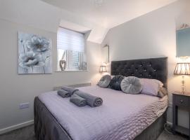 WORCESTER Fabulous Cherry Tree Mews self check in dogs welcome , 2 double bedrooms ,super fast Wi-Fi, with free off road parking for 2 vehicles near Royal Hospital and woodland walks，位于伍斯特赫里福郡及伍斯特郡商会附近的酒店