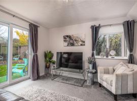 WORCESTER Fabulous Cherry Tree Mews self check in dogs welcome by prior arrangement , 2 double bedrooms ,super fast Wi-Fi, with free off road parking for 2 vehicles near Royal Hospital and woodland walks，位于伍斯特的酒店