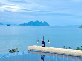 Stunning 5 bedrooms Villa with Panoramic Sea View，位于波湾的酒店