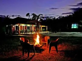Rainy Cloud Homestay - 1KM Falls, Estate, Home Food