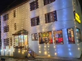 Krystal Hotel Restaurant (A Unit of Maa Vaishno Hotels India Pvt.Ltd)，位于Udhampur的酒店