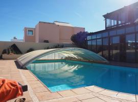 Luxury Canarian villa with large pool and apartment in Costa Teguise，位于特吉塞的公寓