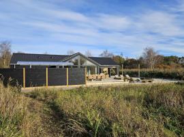 Holiday Home Grep - 800m from the sea in NE Jutland by Interhome，位于斯特兰比的带停车场的酒店