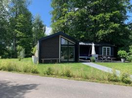 Luxe chalet in Oosterwolde in FRIESLAND, op rustig park met uitzicht op meer en strandje，位于奥斯特沃尔德的酒店