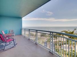 Gulfport Condo with Views Walk to Beach，位于格尔夫波特的酒店