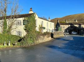 The Racehorses Hotel，位于凯特尔韦尔的带停车场的酒店