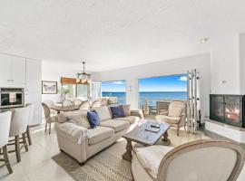 Beachfront Malibu House with Sauna and Ocean-View Deck，位于马里布的酒店