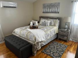 Chic modern bedroom 5 mins from JFK，位于Locust Manor的酒店