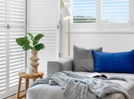 Central Location Stylish 3 Bed with Pool - Sunshine Central