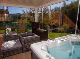 Modern Villa with jacuzzi and sauna near Tuscany，位于Monghidoro的度假屋