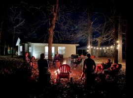 Owl Hoot Lake Retreat- Dock, beach & wooded haven!，位于Texanna的酒店