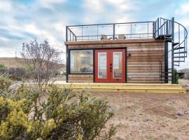 New The Wild West Cozy Container Home，位于阿尔派恩的酒店