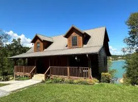 Peaceful Cabin on Lake Sleeps 18 w outdoor kitchen