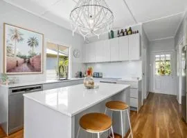 Stylish Beachouse 200m to Trendy Moffat Beach