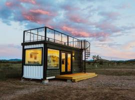 New Starry Night Shipping Container Home，位于阿尔派恩的酒店