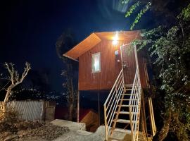 TREE HOUSE BY THE CITY ESCAPE，位于西姆拉的酒店