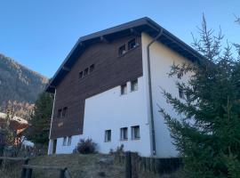 Private Chalet near Gondola in Zermatt，位于采尔马特的酒店