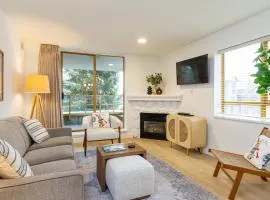900 SQFT 2 Bed 2 Bath Renovated Suite at Cascade Lodge in Whistler Village Sleeps 6