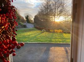 Rostrevor Valley House -Mountainside Hot Tub View，位于纽里的酒店