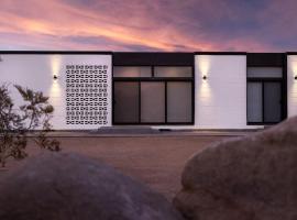 Neutra Home Joshua Tree Luxury Retreat Pool and Spa，位于约书亚树的酒店
