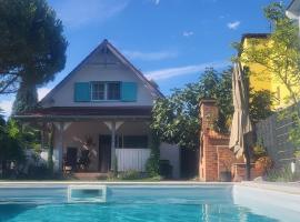 Zamardi private villa with own pool and huge garden, 150m to longest free beach at Balaton，位于扎马迪的酒店