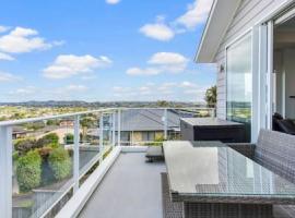 Opal of Orewa with pool, spa and ocean views，位于奥雷瓦的别墅