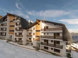 MP24 Ski in, out apartment on slopes with indoor private parking space