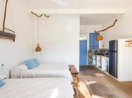 Palm House - Tropical casita by Surf and Beach，位于圣克鲁斯华特库的酒店