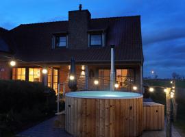 Florentinus met hottub, afgesloten tuin en overdekt terras，位于弗尔内的度假屋