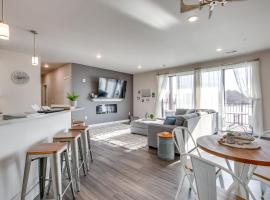 Modern South Pier Condo on Sheboygan River!，位于希博伊根的酒店