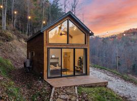Tiny Cabin in RRG - The Naturalist，位于Rogers的酒店