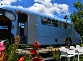 Evi the school bus at Oromahoe Downs Farm，位于Puketona的农家乐