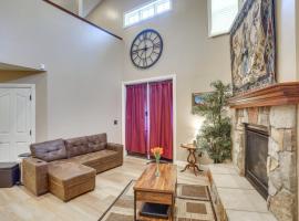 Studio with Fireplace Walk to Downtown Cedar City!，位于雪松城的酒店