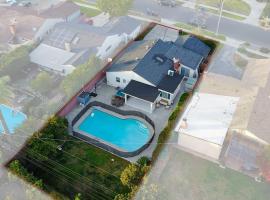 Hollywood Dream pool home & king beds，位于洛杉矶的酒店