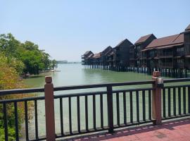 Villa Dalam Laut 538，位于珍南海滩的带按摩浴缸的酒店